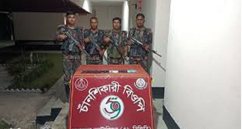 চাঁপাইনবাবগঞ্জের ভোলাহাট সীমান্তে ডোবায় ভাসমান প্যাকেট থেকে চোরাচালানকৃত স্মার্টফোন জব্দ